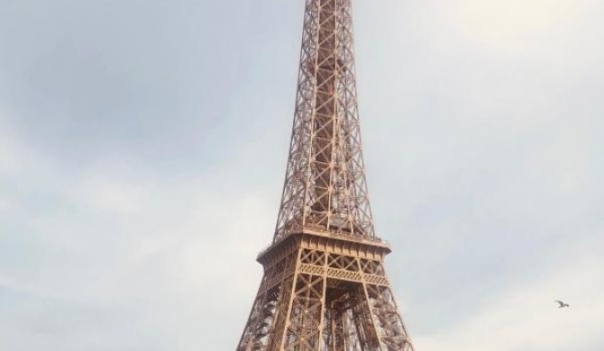 Au pied de la tour Eiffel Trocadéro