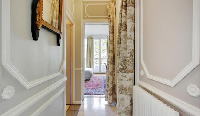 Suite junior luxueuse avec balcon et vue sur Arc de Triomphe