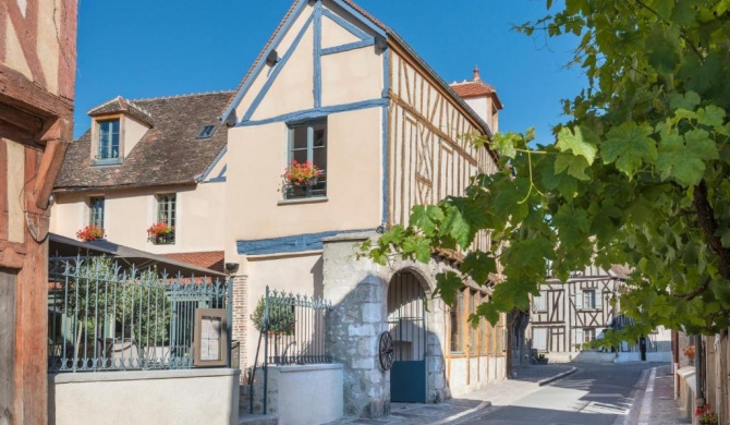 Hôtel Aux Vieux Remparts, The Originals Relais